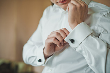 Process of clothing of cuff links on a shirt 2414.