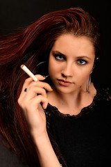 Jolie jeune femme fumant cigarette 
