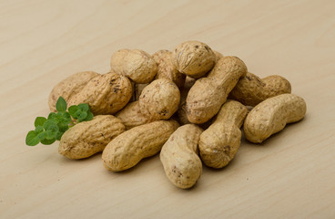 Raw peanuts