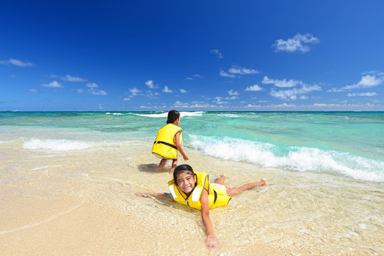 海辺で寛ぐ笑顔の姉妹