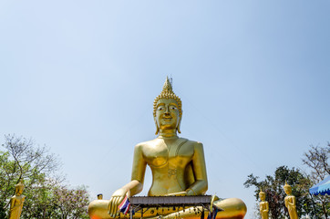 Fototapeta premium The golden buddha statue