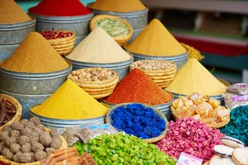 Selbstklebende Fototapete Marokko Auswahl an Gewürzen auf einem marokkanischen Markt