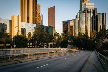 Fototapeta na wymiar Buildings in downtown Los Angeles and the 4th Street Bridge, in