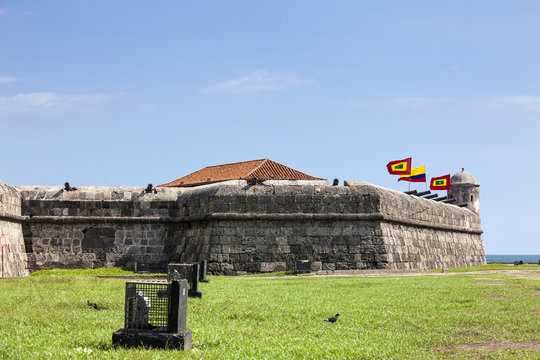  Vista del Baluarte de santo domingo en la muralla de la ciudad antigua de Cartagena de Indias en Colombia