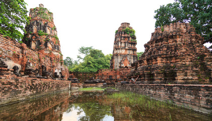 Fototapeta na wymiar Buddha and Pagoda statue Ayutthaya-Thailand.