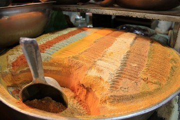 épices sur un bazar iranien