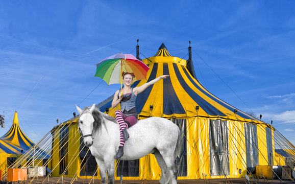 acrobat frau vor dem Zirkuszelt