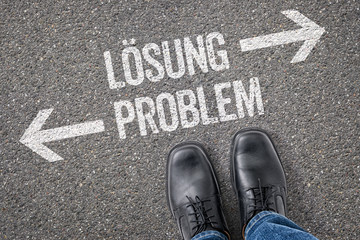 Fototapeta premium Entscheidung an der Kreuzung - Lösung oder Problem