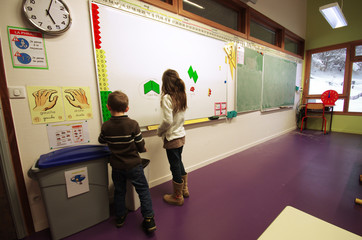 école primaire - enfants au tableau