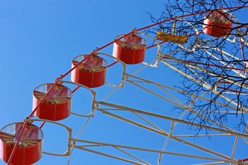 Фрагмент колеса обозрения в парке отдыха © heshixin