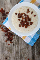 Oatmeal with raisins