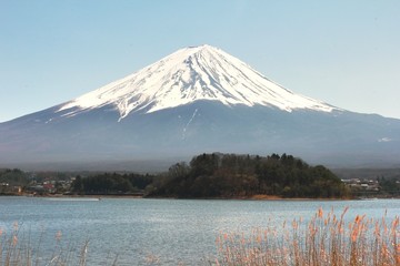 Fototapeta na wymiar Kawaguchiko lake with mountain fuji background