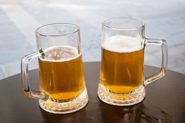 chopes de bière en terrasse