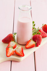 Milch mit frischen Erdbeeren