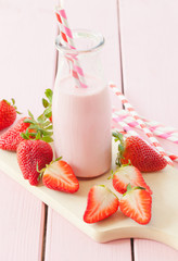 Milch mit frischen Erdbeeren