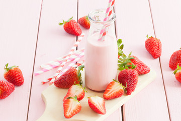 Milch mit frischen Erdbeeren