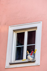 Fototapeta na wymiar Malerutensilien vor einem Fenster