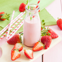 Milch mit frischen Erdbeeren