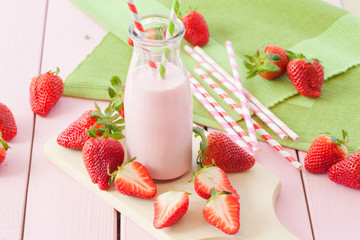 Milch mit frischen Erdbeeren