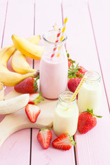 Milch mit frischen Erdbeeren und Banane