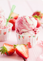 Milcheis mit frischen Erdbeeren
