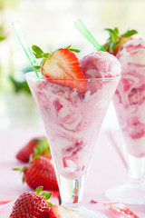 Milcheis mit frischen Erdbeeren