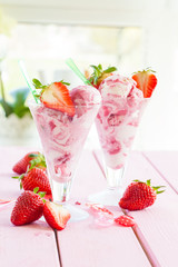 Milcheis mit frischen Erdbeeren