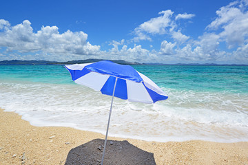 南国沖縄の美しい珊瑚の海と夏空