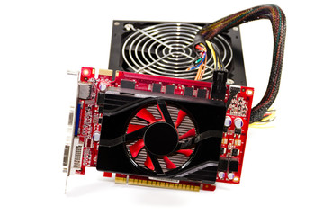 Rote Grafikkarte mit L&uuml;fter und Netzteil