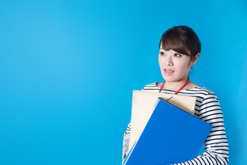 Obraz premium オフィスカジュアルポートレート(ブルーバック)