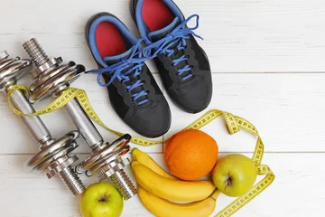 Gordijnen fitnessapparatuur en gezonde voeding op witte houten plank fl © ronstik