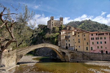 Vista sul ponte e castello