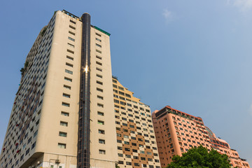 Obraz na płótnie Canvas Condominium building on blue sky