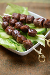 Gegrillte Sojastücke am Spieß