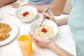 Obraz na płótnie Canvas close up of couple having breakfast at home