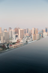 Fototapeta na wymiar view from infinity edge pool to bangkok city
