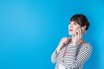 オフィスカジュアルポートレート(ブルーバック)