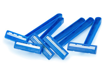 Пять одноразовых бритв на изолированном белом фоне