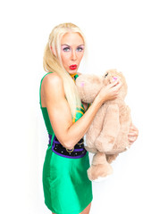 Blonde Frau mit Teddybär in der Hand
