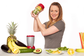 Frau macht einen Smoothies