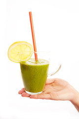 Frau macht einen Smoothies