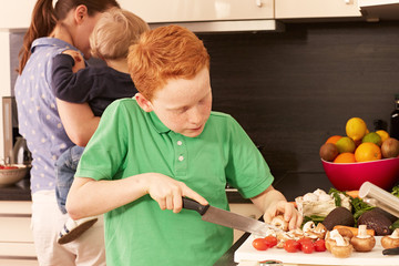 Mutter und Kind in der Kueche