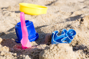 Fototapeta na wymiar Sandspielzeug in einem Sandkasten