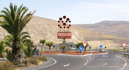 Carretera con rotonda y escultura, Lanzarote - obrazy, fototapety, plakaty