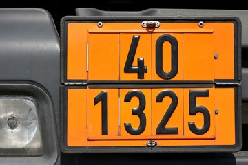 Gefahrentafel mit Gefahrnummer 40 | UN-Nummer 1325 >>> ENTZÜNDBARER ORGANISCHER FESTER STOFF,...