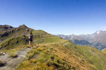 Fototapeta na wymiar Ragazza fa trekking in montagna