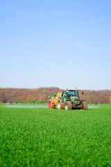 Naklejka premium Ackerbau - Pflanzenschutz, Traktor mit Feldspritze