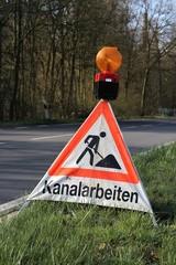 Deutsches Verkehrszeichen: Arbeitsstelle - Kanalarbeiten