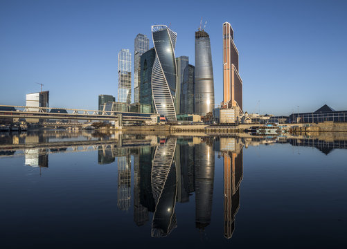 Город Москва. Деловой центр Москва-Сити на восходе.