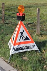 Deutsches Verkehrszeichen: Arbeitsstelle - Kanalarbeiten